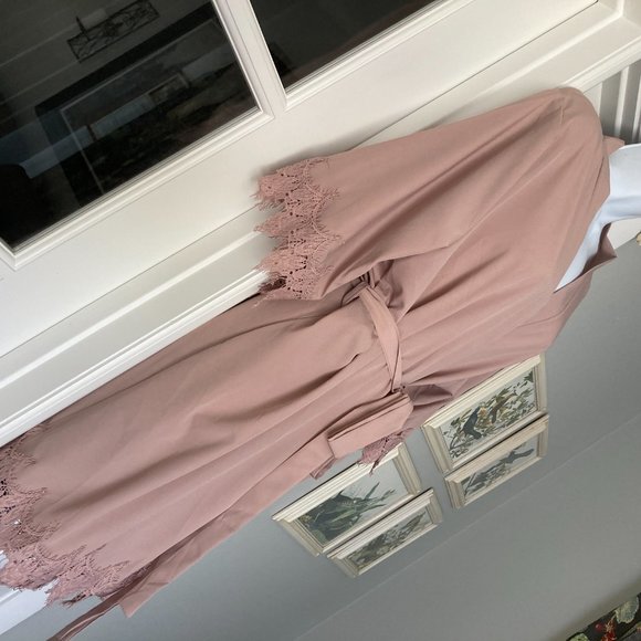 Elegant Pretty Rose Colored Lace Trim Robe - Picture 7 of 10